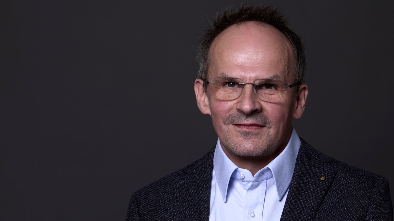  
						Roland Viehböck						